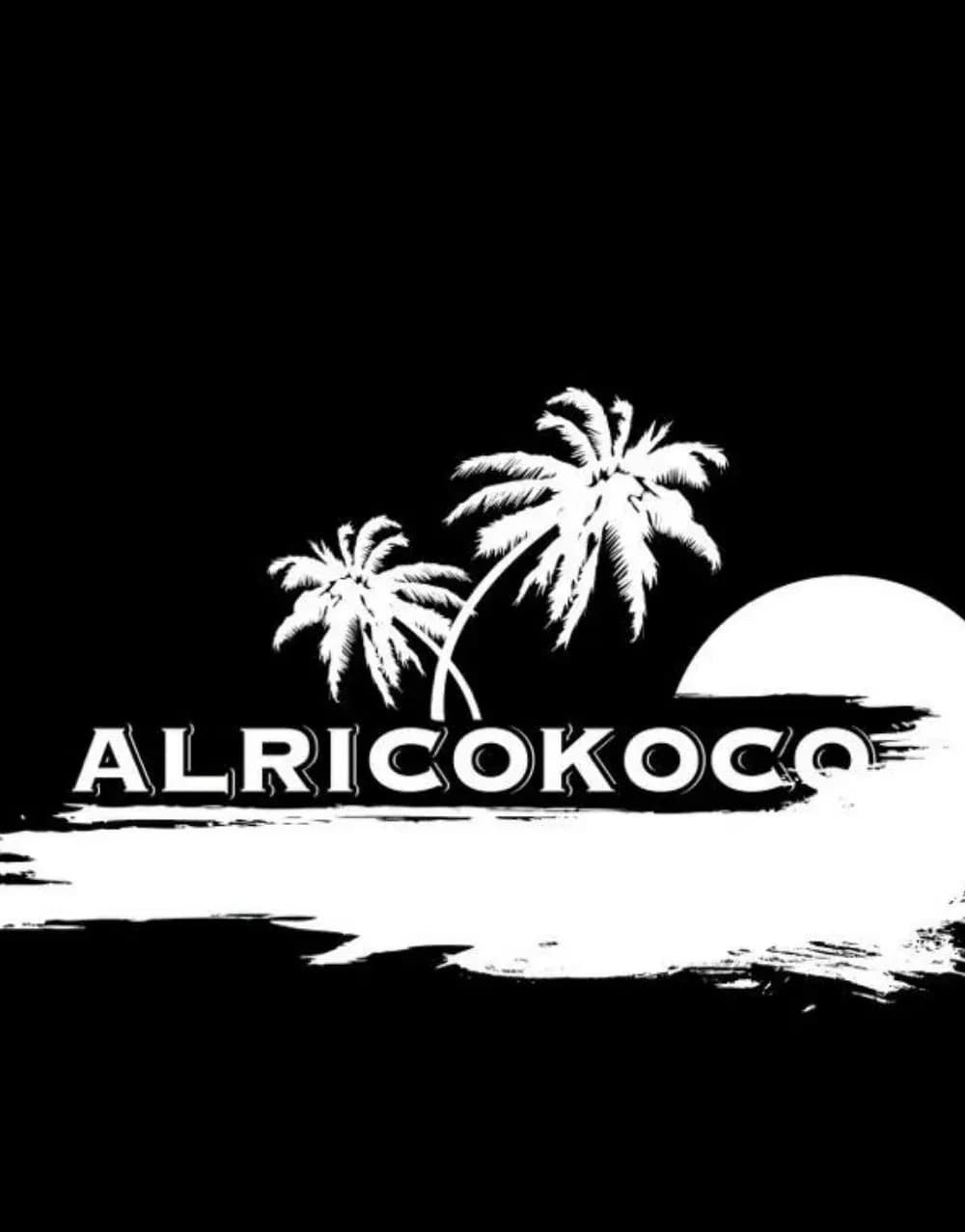 Logotipo Alricokoco con palmeras y sol blancos sobre fondo negro con trazo de pincel