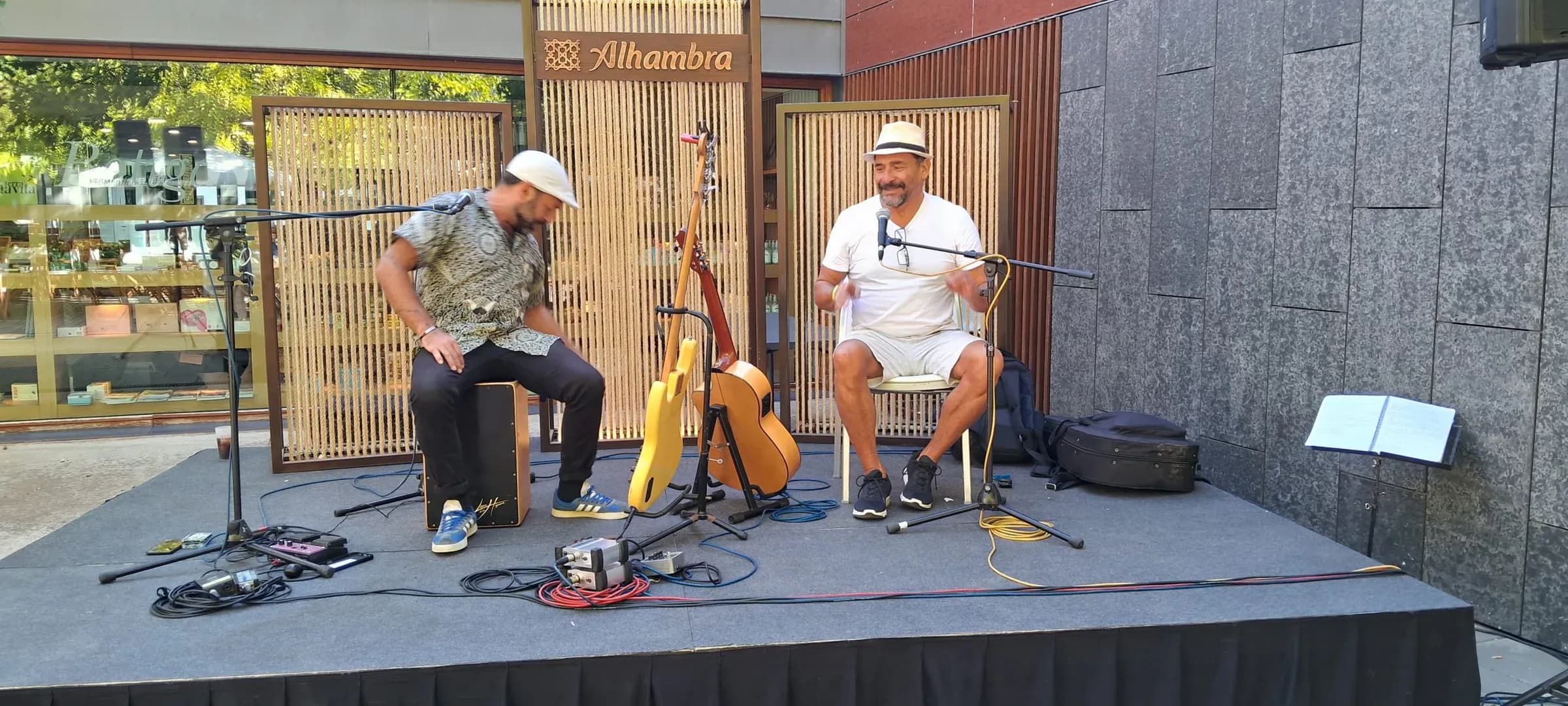 Barreto y Cía en formato dúo acústico con cajón flamenco y guitarra sobre escenario Alhambra al aire libre, repertorio de bolero