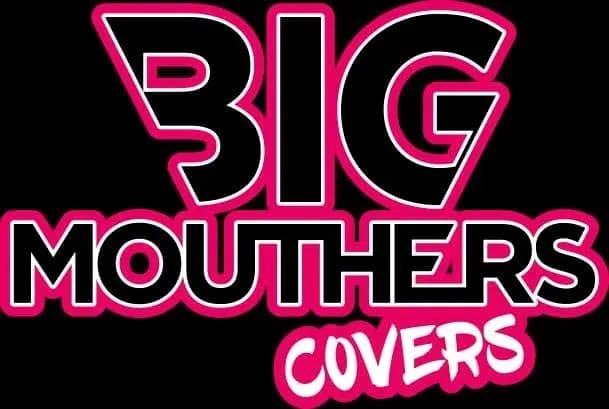 Logotipo Big Mouthers Covers en letras rosas y negras sobre fondo negro