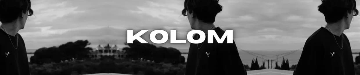 Banner panoramico de DJ Kolom en blanco y negro con figura de espalda repetida y paisaje mediterraneo de fondo