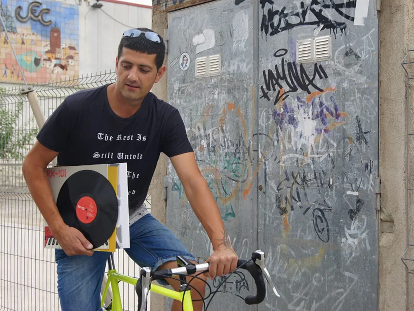 DJ Pablo de espaldas pinchando con Pioneer CDJ ante una pista de baile llena iluminada en rojo