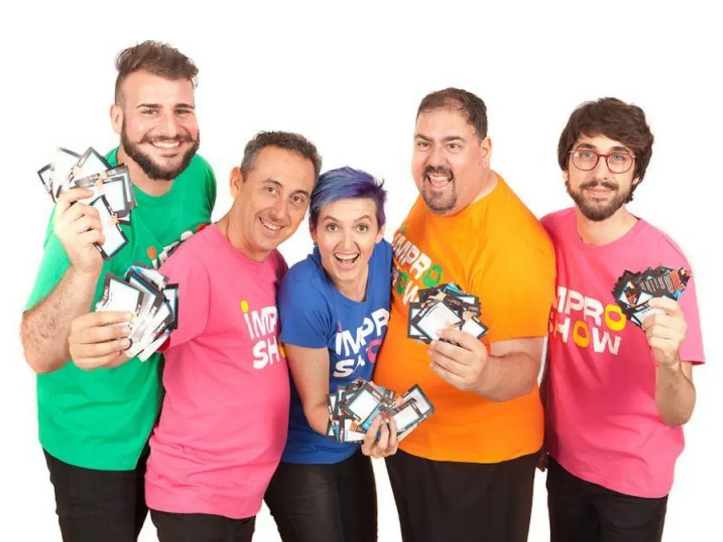 Equipo de Planeta Impro con camisetas negras del logo posando agrupados en plan cómico sobre fondo blanco, fotografía promocional