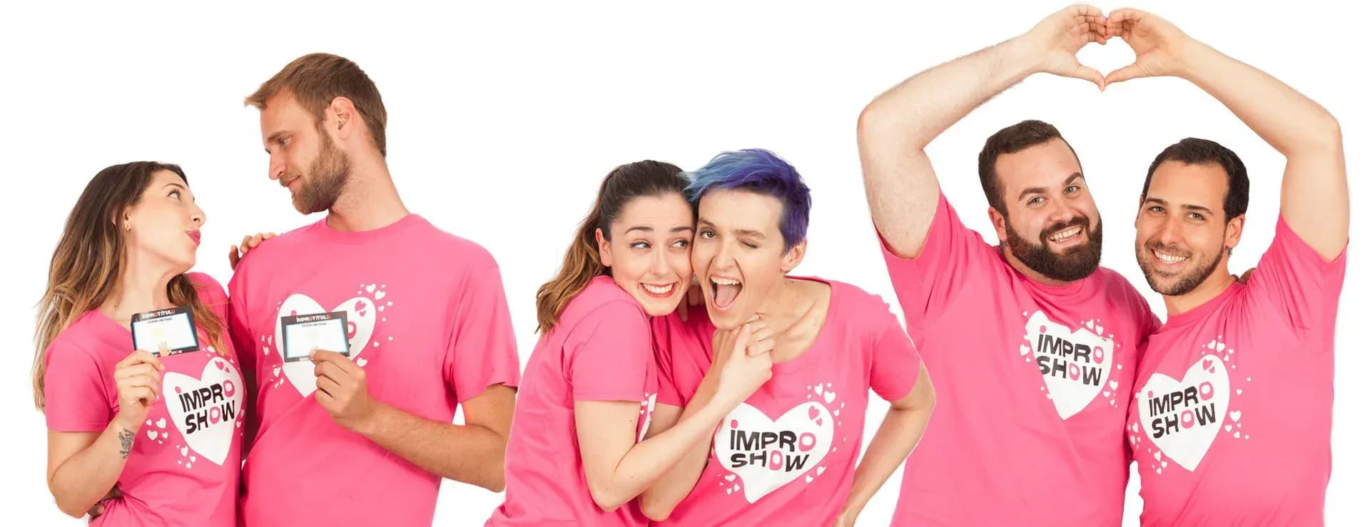 Elenco de Impro Show con camisetas rosas posando en grupo: pareja, abrazo y gesto de corazon con las manos